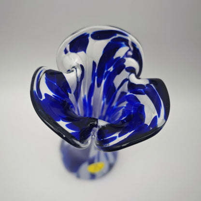 Murano Glasvase Vintage kobaltblau weiß Handarbeit mundgeblasen Opalglas geschwungene Öffnung 26 cm Blumenvase Mid Century