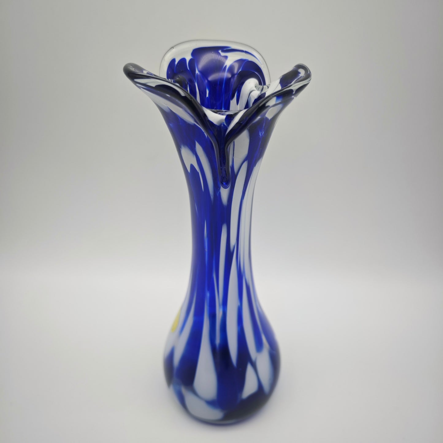 Murano Glasvase Vintage kobaltblau weiß Handarbeit mundgeblasen Opalglas geschwungene Öffnung 26 cm Blumenvase Mid Century