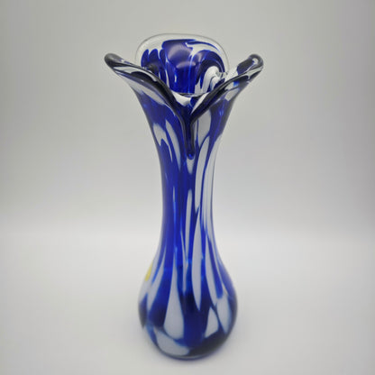 Murano Glasvase Vintage kobaltblau weiß Handarbeit mundgeblasen Opalglas geschwungene Öffnung 26 cm Blumenvase Mid Century