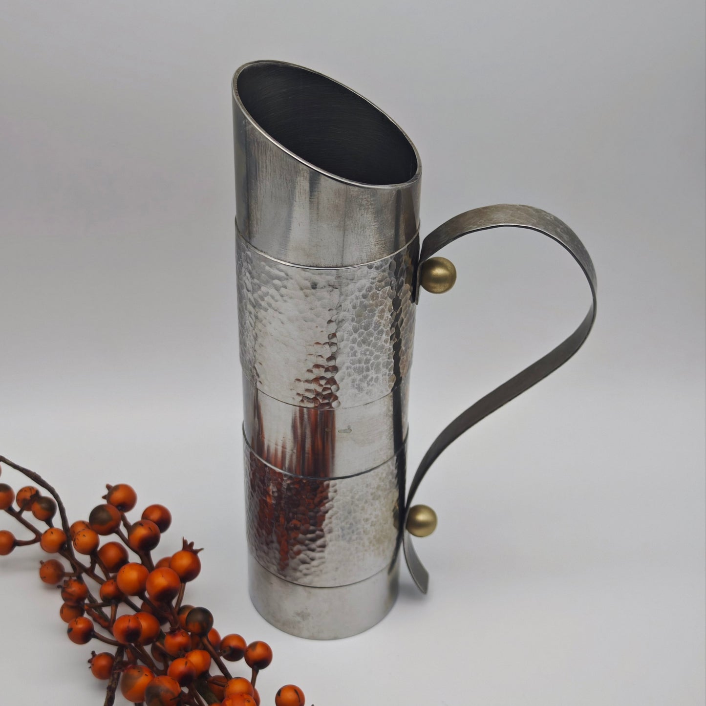 Vintage Edelstahl Vase mit Hammerschlag Muster und geschwungenem Henkel 27 cm Metallkrug Designobjekt Industrial Deko Metall
