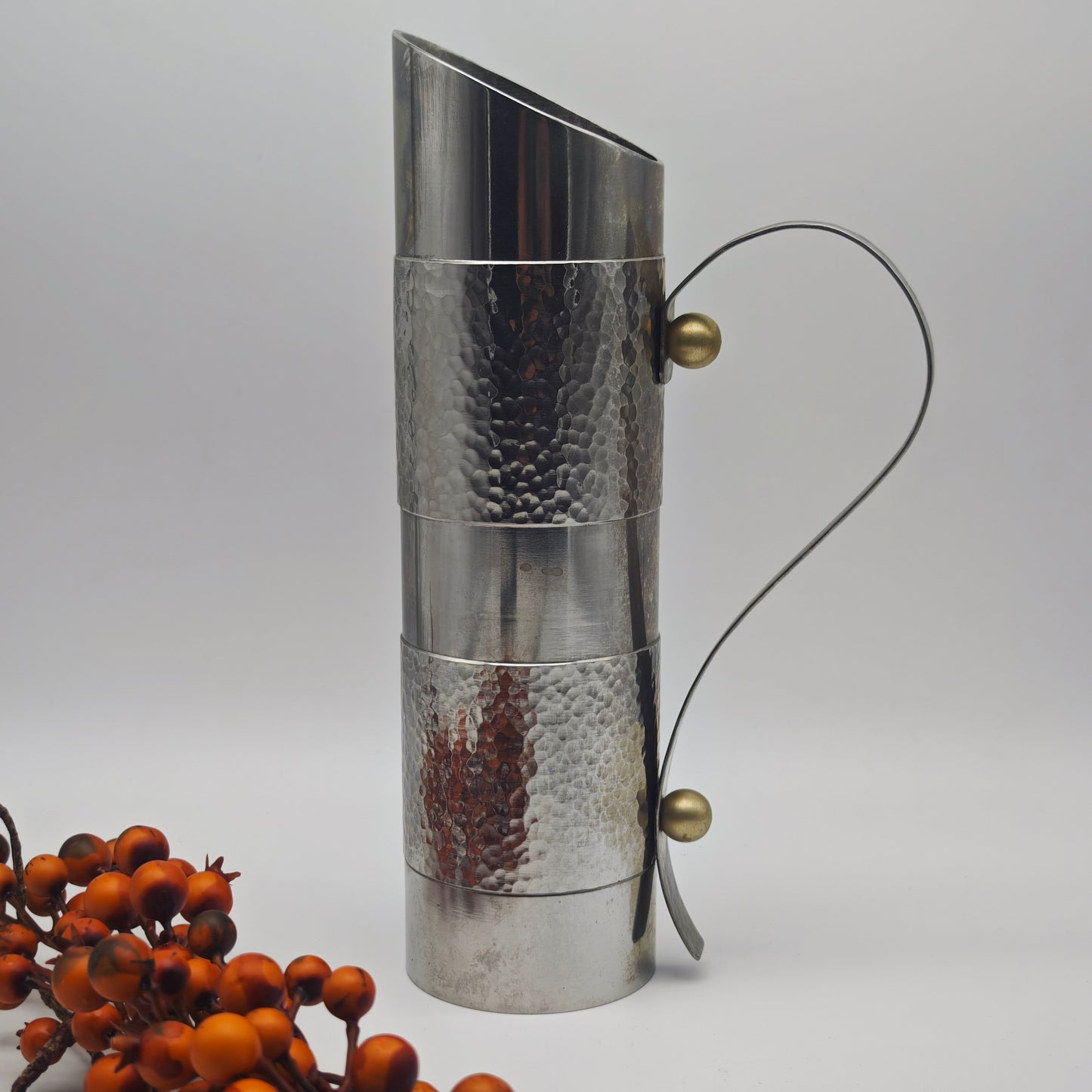 Vintage Edelstahl Vase mit Hammerschlag Muster und geschwungenem Henkel 27 cm Metallkrug Designobjekt Industrial Deko Metall