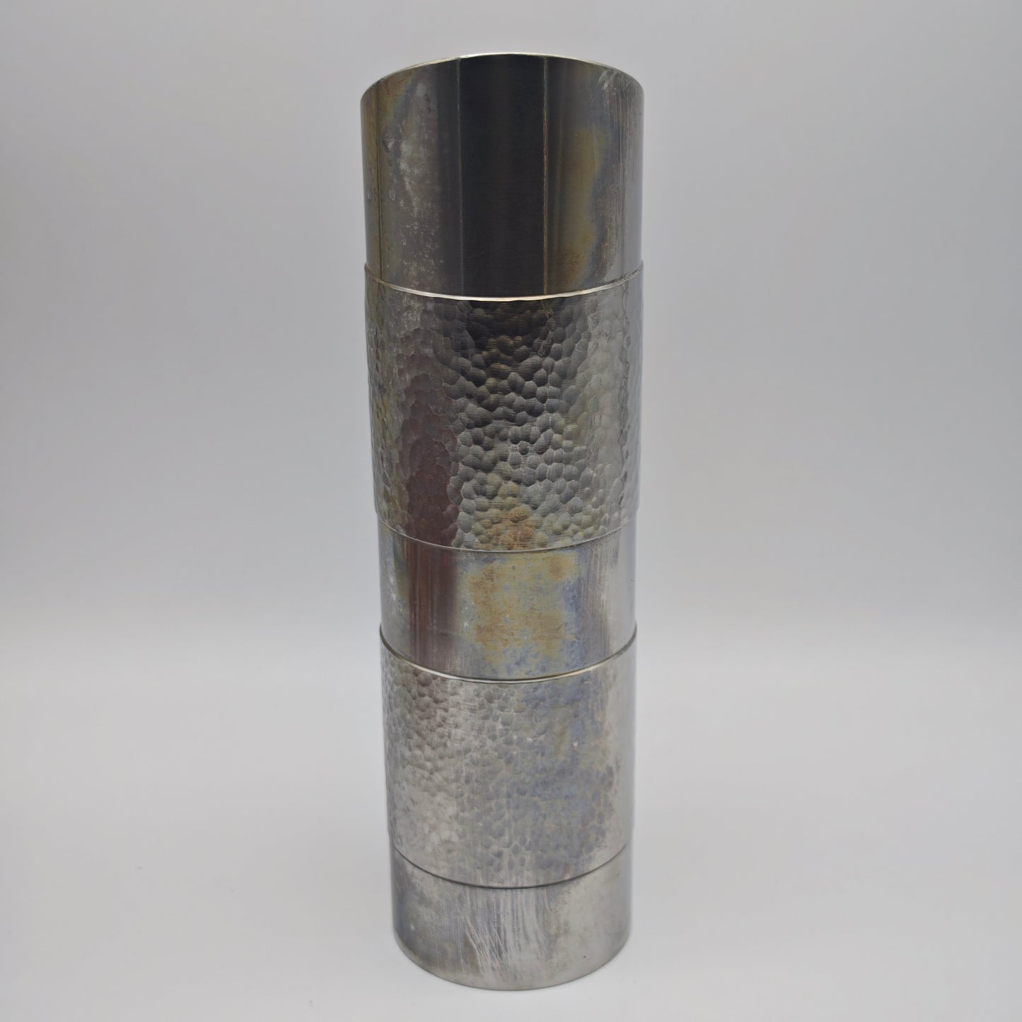 Vintage Edelstahl Vase mit Hammerschlag Muster und geschwungenem Henkel 27 cm Metallkrug Designobjekt Industrial Deko Metall