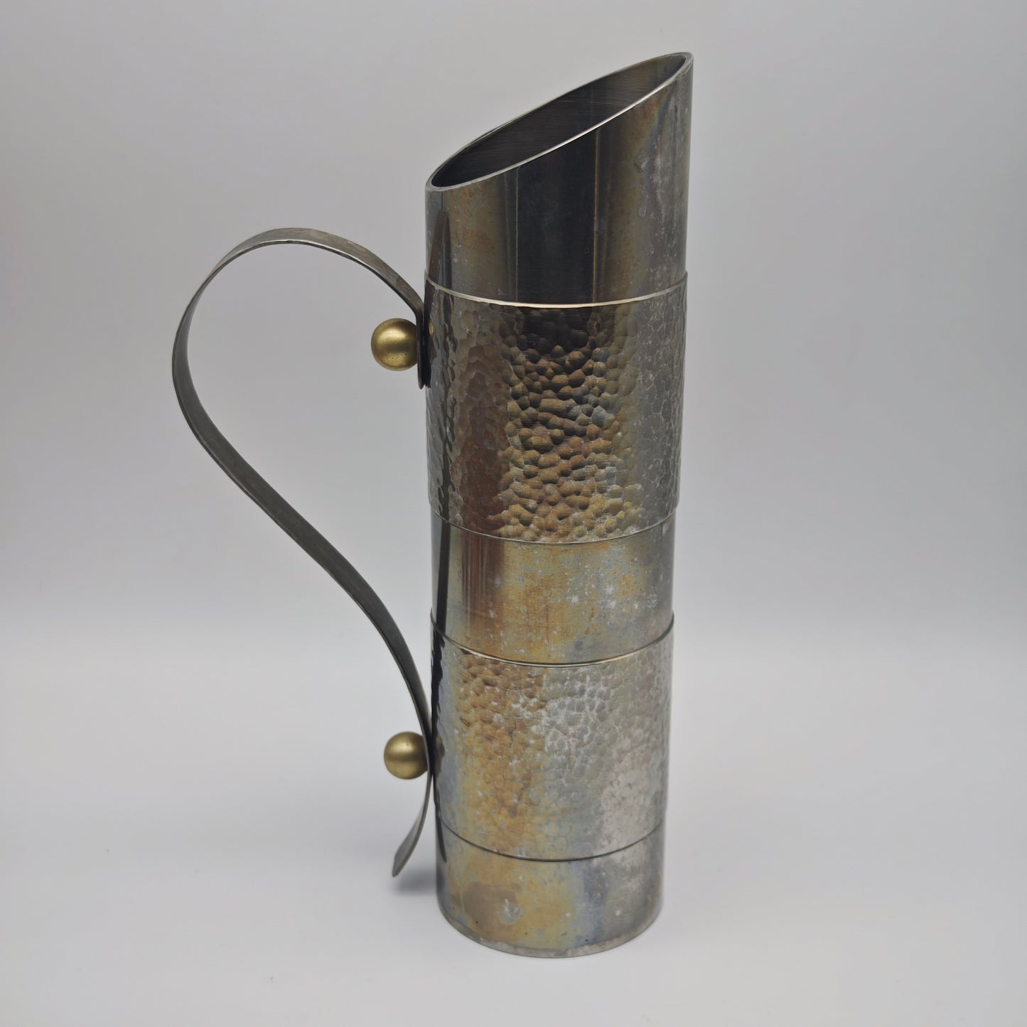 Vintage Edelstahl Vase mit Hammerschlag Muster und geschwungenem Henkel 27 cm Metallkrug Designobjekt Industrial Deko Metall