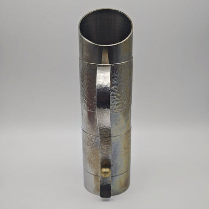 Vintage Edelstahl Vase mit Hammerschlag Muster und geschwungenem Henkel 27 cm Metallkrug Designobjekt Industrial Deko Metall