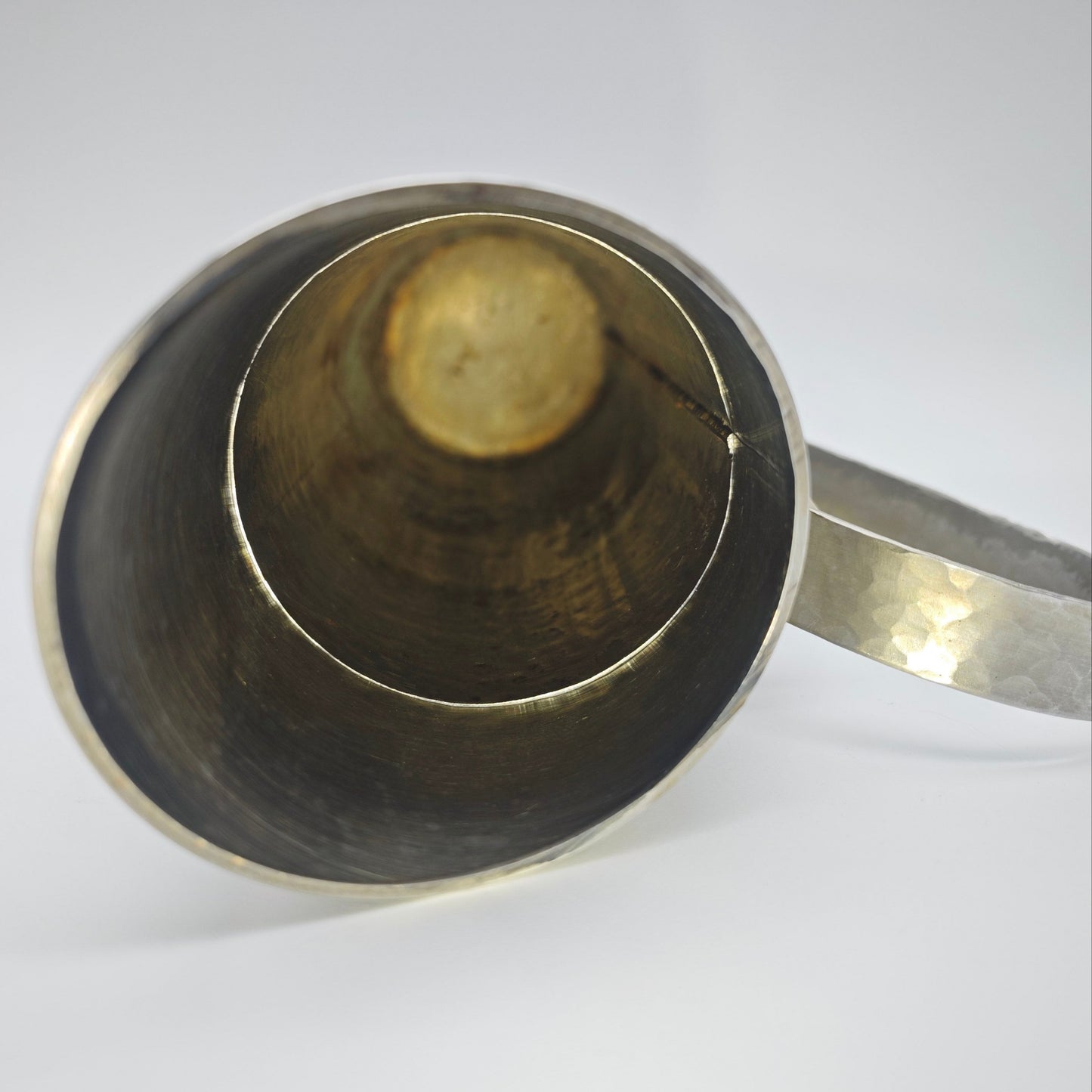 Vintage Edelstahl Vase mit Hammerschlag Muster und geschwungenem Henkel 27 cm Metallkrug Designobjekt Industrial Deko Metall