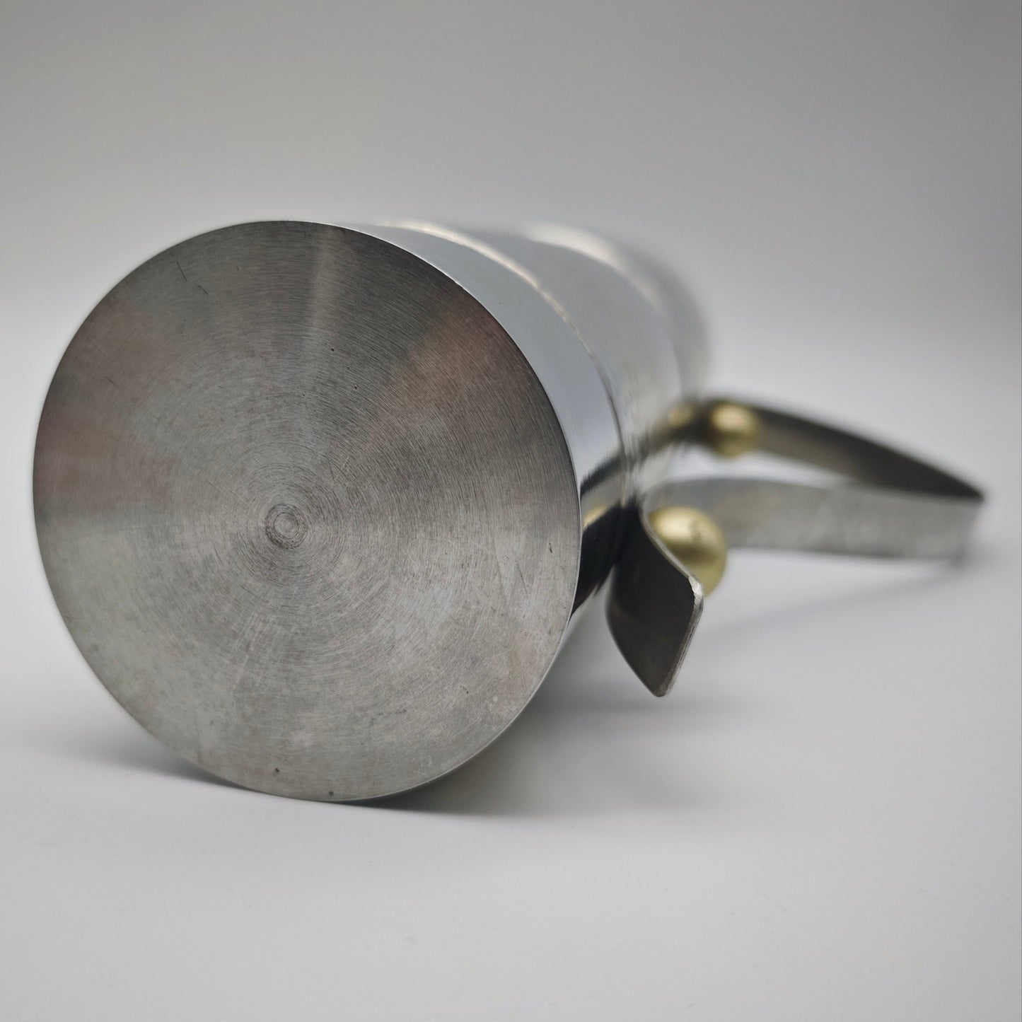 Vintage Edelstahl Vase mit Hammerschlag Muster und geschwungenem Henkel 27 cm Metallkrug Designobjekt Industrial Deko Metall