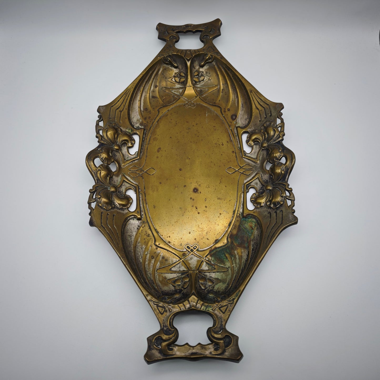 Jugendstil Schale Messing Quist Esslingen Tablett um 1900 florale Lilien Blumendekor Ornamente Durchbruch F.W.Q.E. Obstschale Schlüsselablage