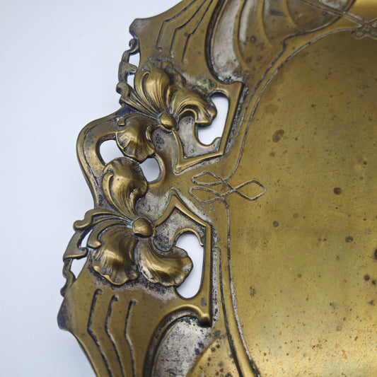 Jugendstil Schale Messing Quist Esslingen Tablett um 1900 florale Lilien Blumendekor Ornamente Durchbruch F.W.Q.E. Obstschale Schlüsselablage