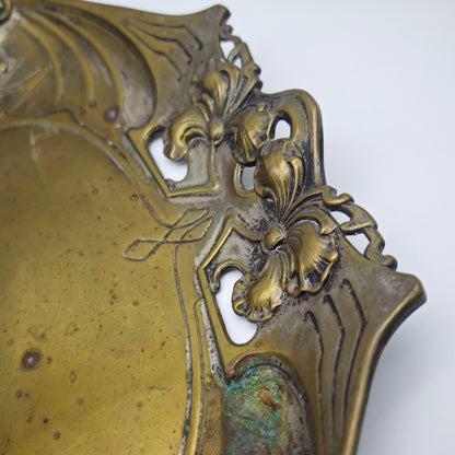 Jugendstil Schale Messing Quist Esslingen Tablett um 1900 florale Lilien Blumendekor Ornamente Durchbruch F.W.Q.E. Obstschale Schlüsselablage
