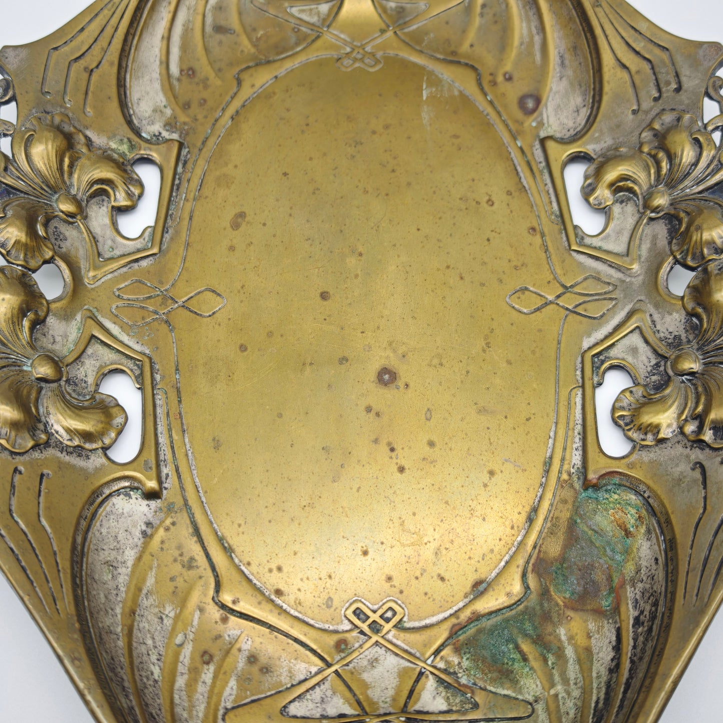 Jugendstil Schale Messing Quist Esslingen Tablett um 1900 florale Lilien Blumendekor Ornamente Durchbruch F.W.Q.E. Obstschale Schlüsselablage