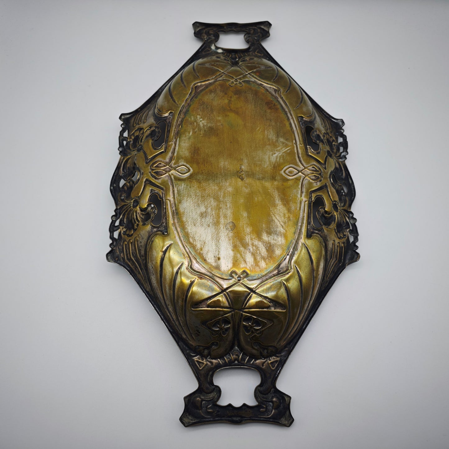 Jugendstil Schale Messing Quist Esslingen Tablett um 1900 florale Lilien Blumendekor Ornamente Durchbruch F.W.Q.E. Obstschale Schlüsselablage