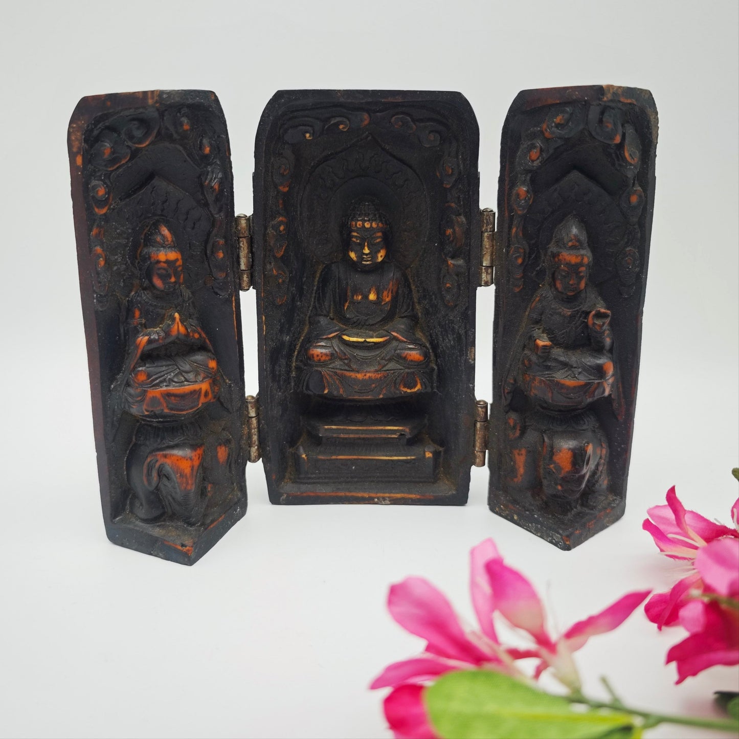 Buddhistisches Reise-Triptychon Tibet Barkhor Buddha Bodhisattvas Reisealtar Lhasa Jokhang handgeschnitzt Hausaltar Buddhismus