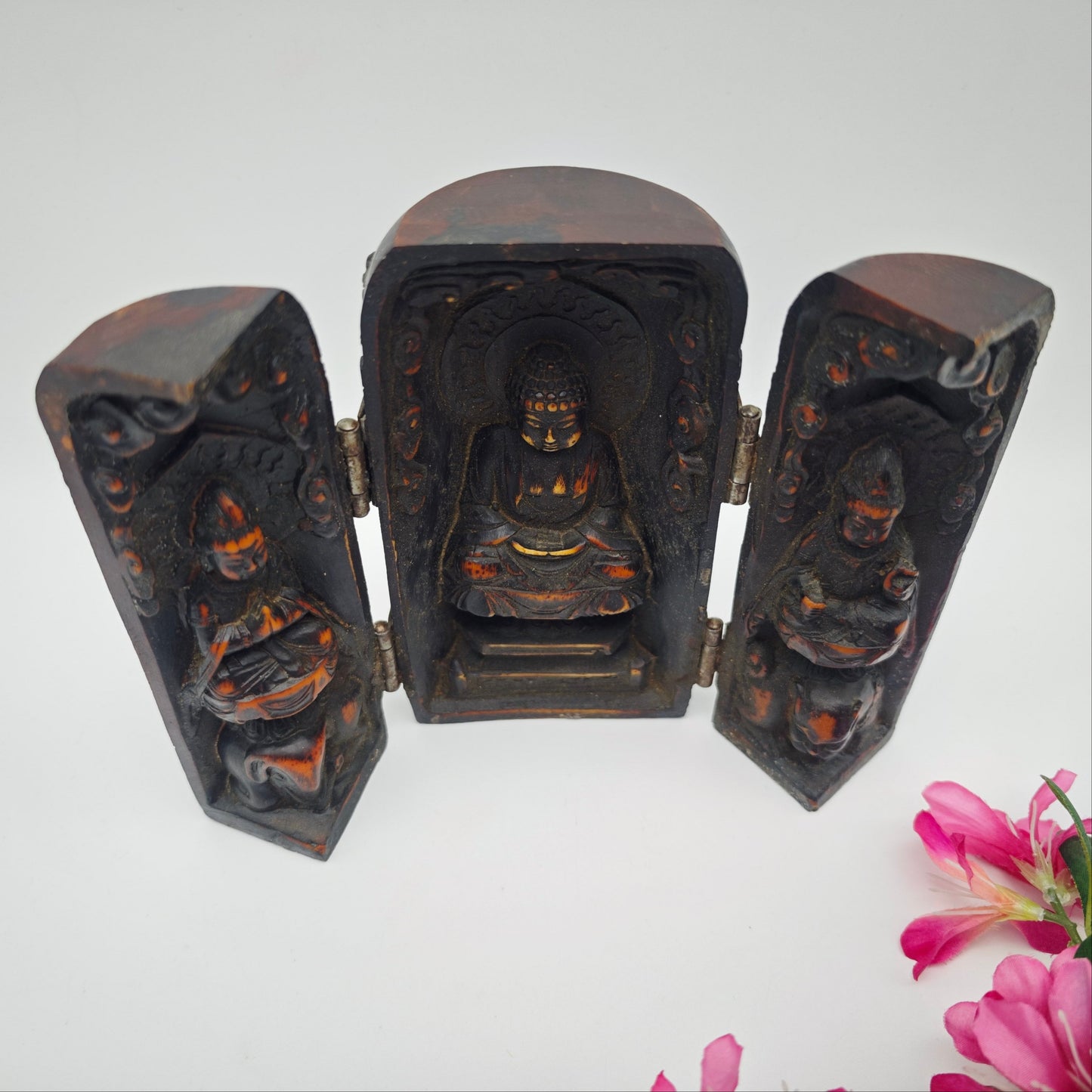 Buddhistisches Reise-Triptychon Tibet Barkhor Buddha Bodhisattvas Reisealtar Lhasa Jokhang handgeschnitzt Hausaltar Buddhismus