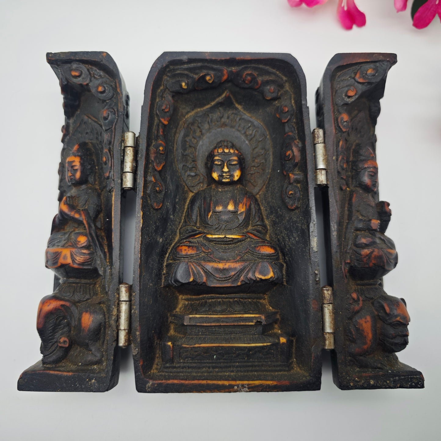 Buddhistisches Reise-Triptychon Tibet Barkhor Buddha Bodhisattvas Reisealtar Lhasa Jokhang handgeschnitzt Hausaltar Buddhismus