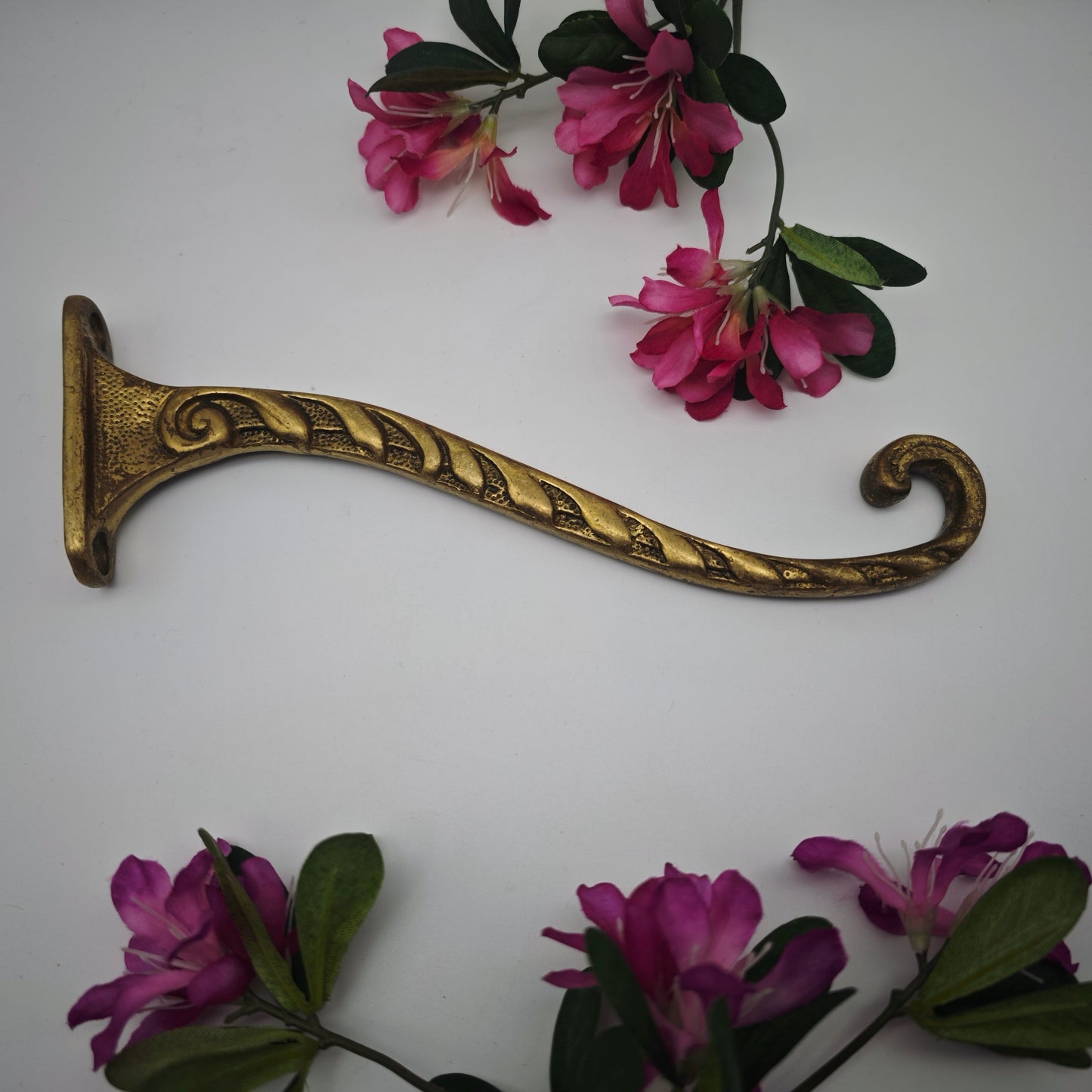 Messing Wandhaken mit Blätterranke geschwungener Kleiderhaken Vintage Garderobe 22 cm tief Jugendstil