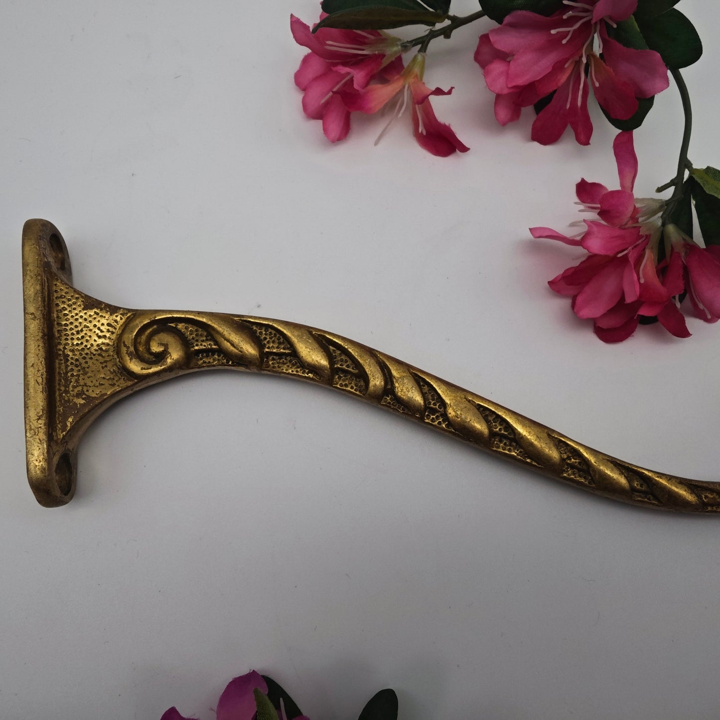 Messing Wandhaken mit Blätterranke geschwungener Kleiderhaken Vintage Garderobe 22 cm tief Jugendstil