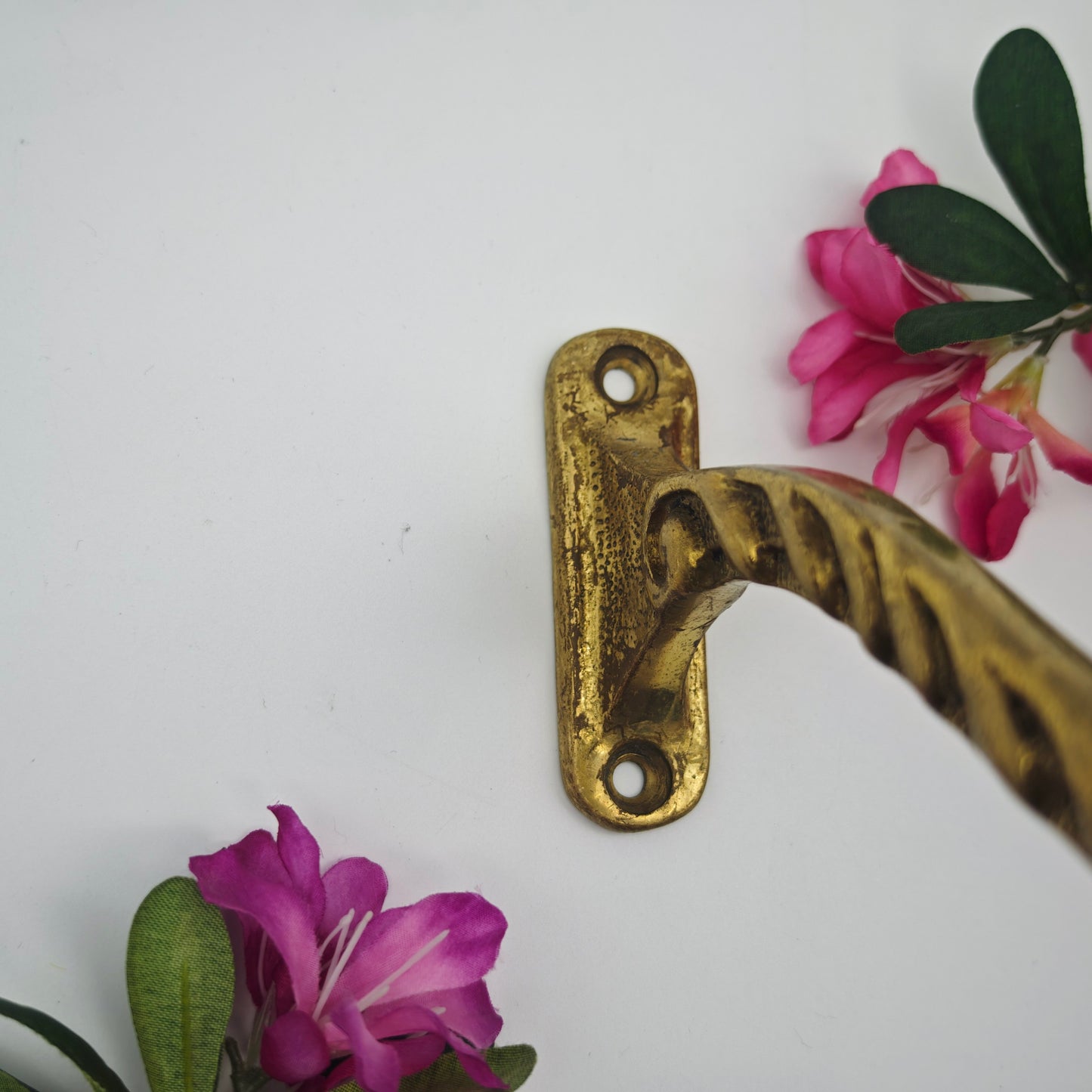 Messing Wandhaken mit Blätterranke geschwungener Kleiderhaken Vintage Garderobe 22 cm tief Jugendstil