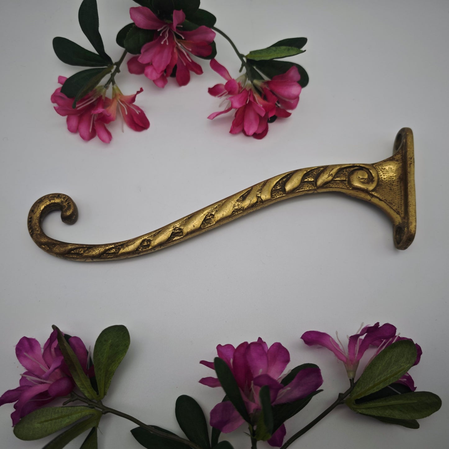 Messing Wandhaken mit Blätterranke geschwungener Kleiderhaken Vintage Garderobe 22 cm tief Jugendstil