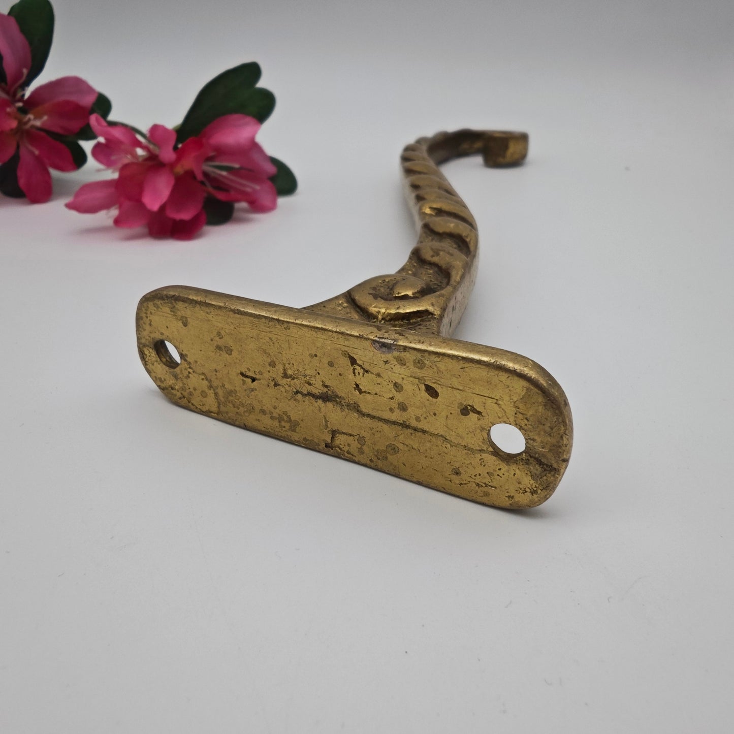 Messing Wandhaken mit Blätterranke geschwungener Kleiderhaken Vintage Garderobe 22 cm tief Jugendstil