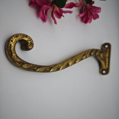 Messing Wandhaken mit Blätterranke geschwungener Kleiderhaken Vintage Garderobe 22 cm tief Jugendstil
