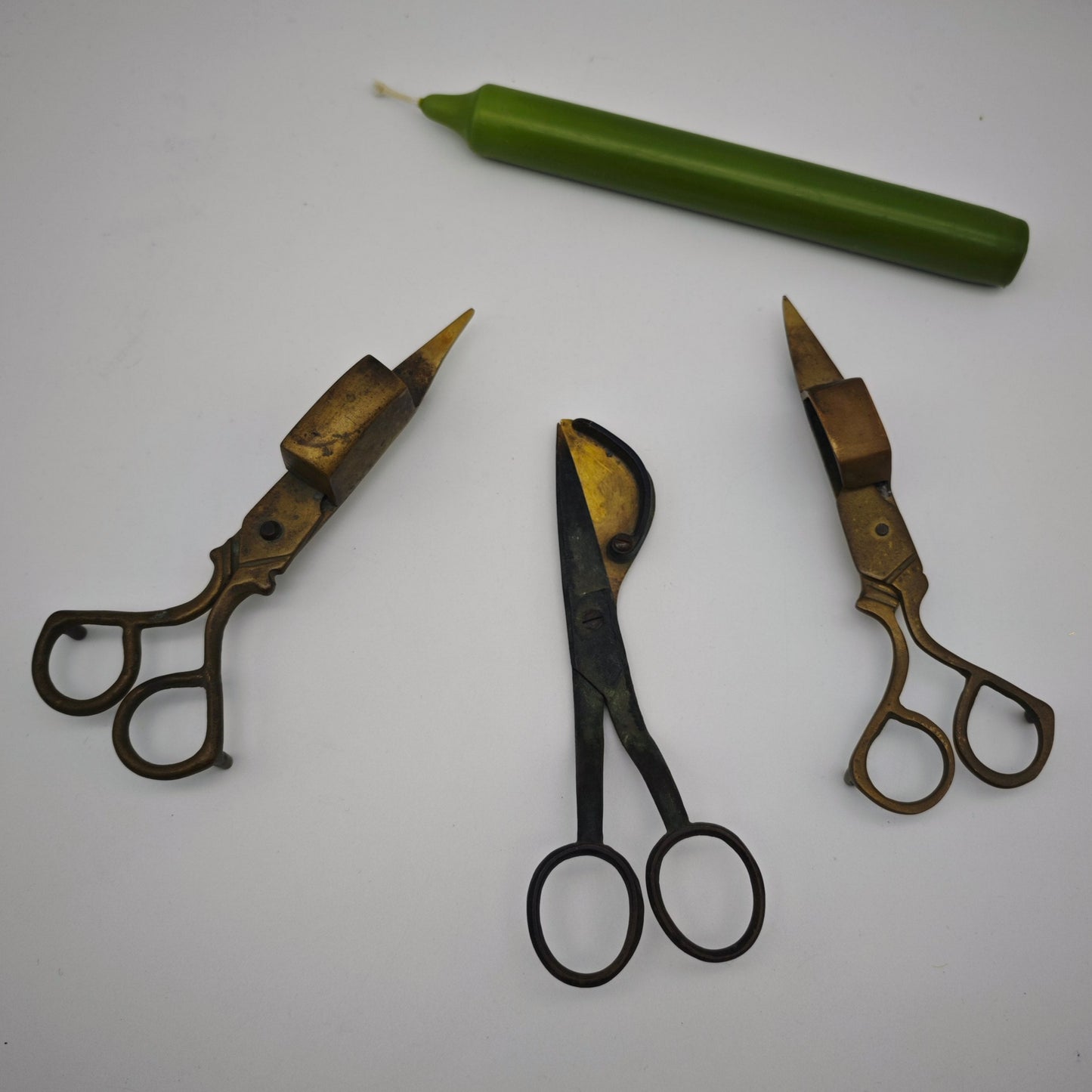 Antike Dochtschere aus Messing Kerzenschere 15 cm mit Patina 19. Jhdt Stil