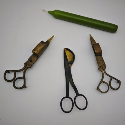 Antike Dochtschere aus Messing Kerzenschere 15 cm mit Patina 19. Jhdt Stil