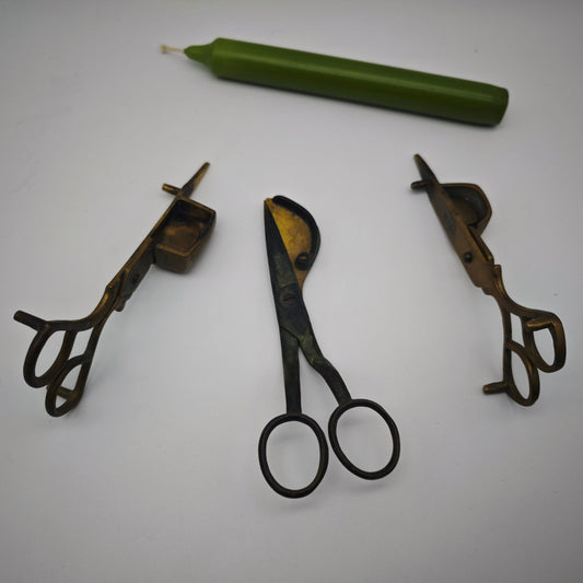 Antike Dochtschere aus Messing Kerzenschere 15 cm mit Patina 19. Jhdt Stil