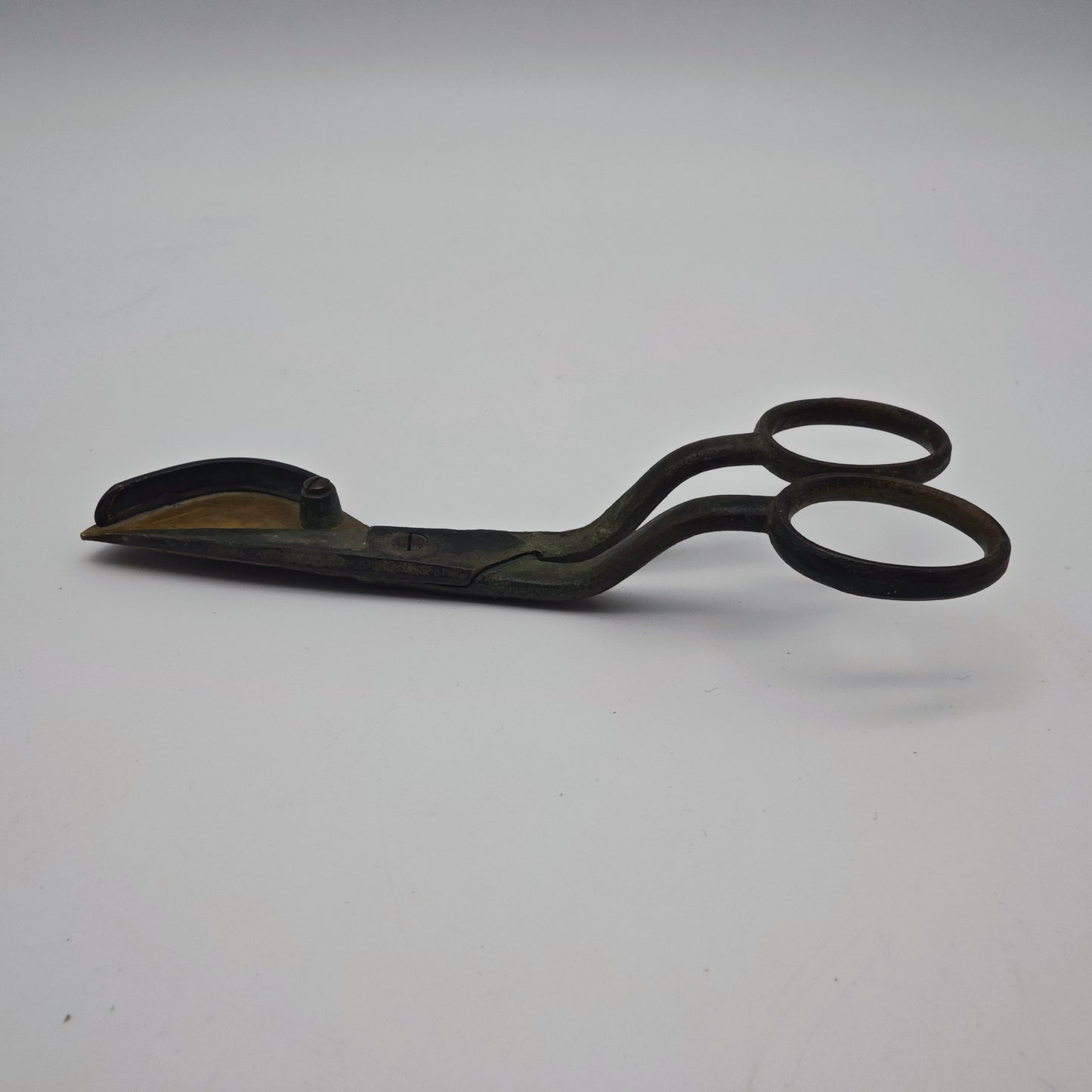 Antike Dochtschere aus Messing Kerzenschere 15 cm mit Patina 19. Jhdt Stil