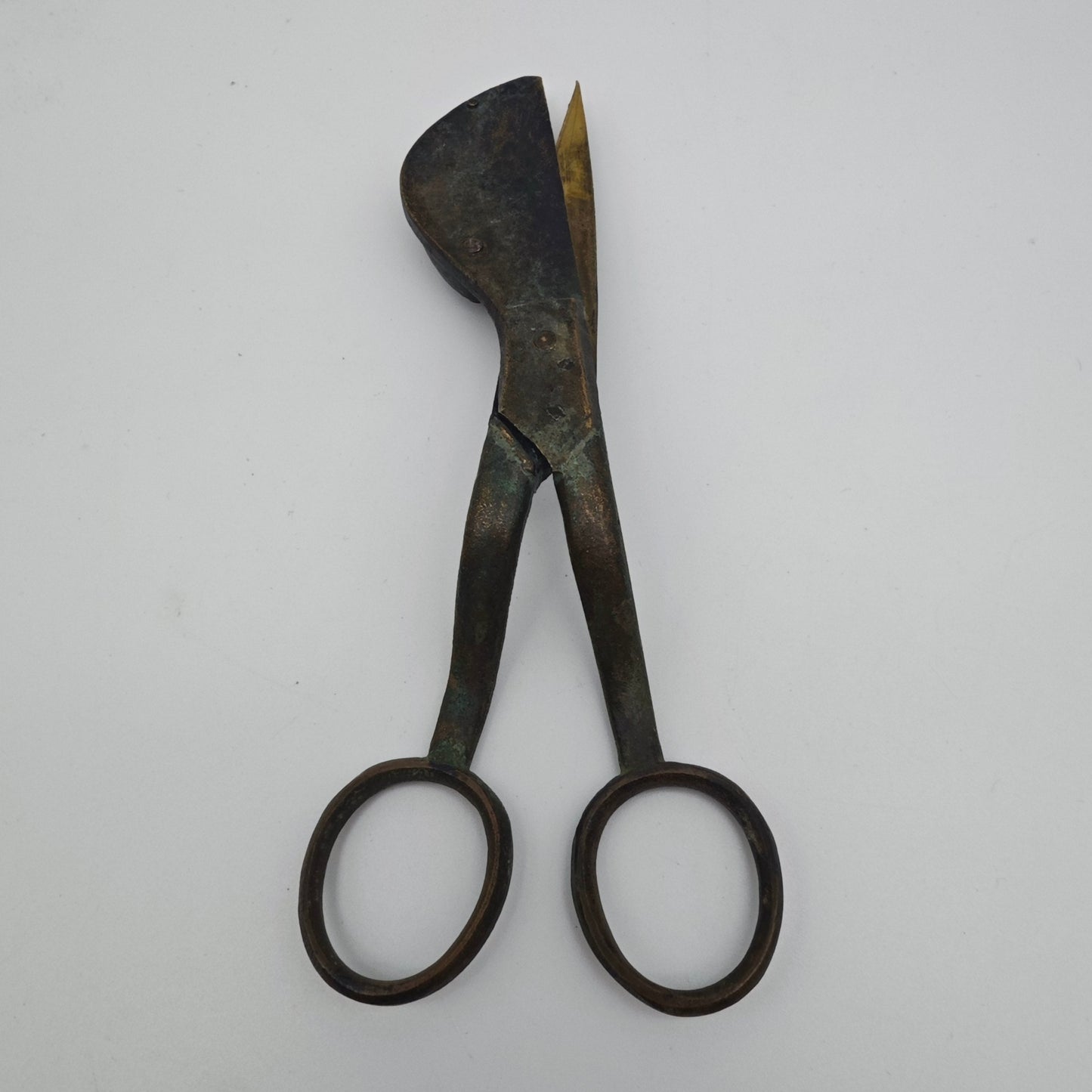 Antike Dochtschere aus Messing Kerzenschere 15 cm mit Patina 19. Jhdt Stil