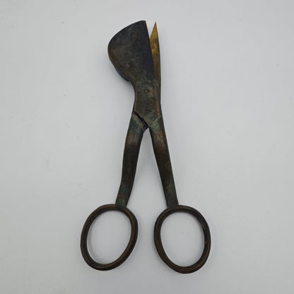 Antike Dochtschere aus Messing Kerzenschere 15 cm mit Patina 19. Jhdt Stil