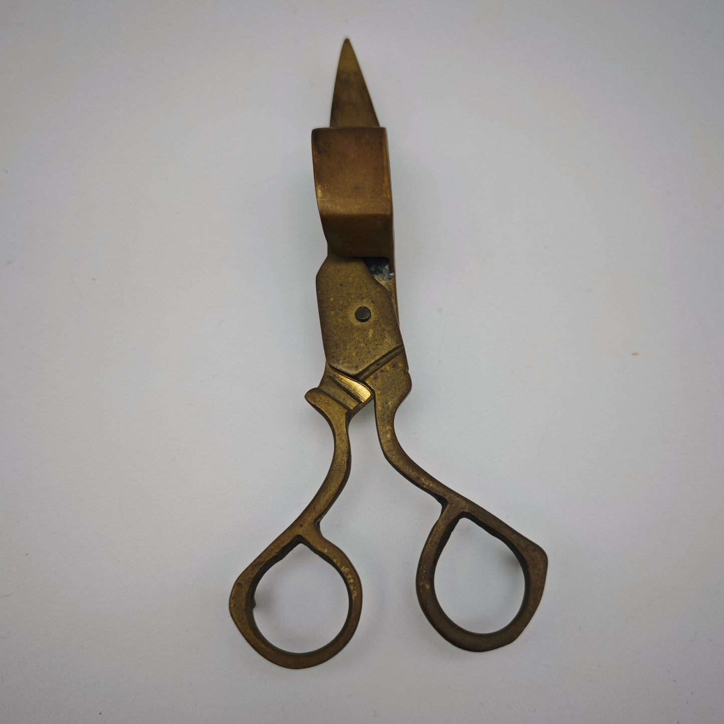 Antike Dochtschere aus Messing Kerzenschere 15 cm mit Patina 19. Jhdt Stil