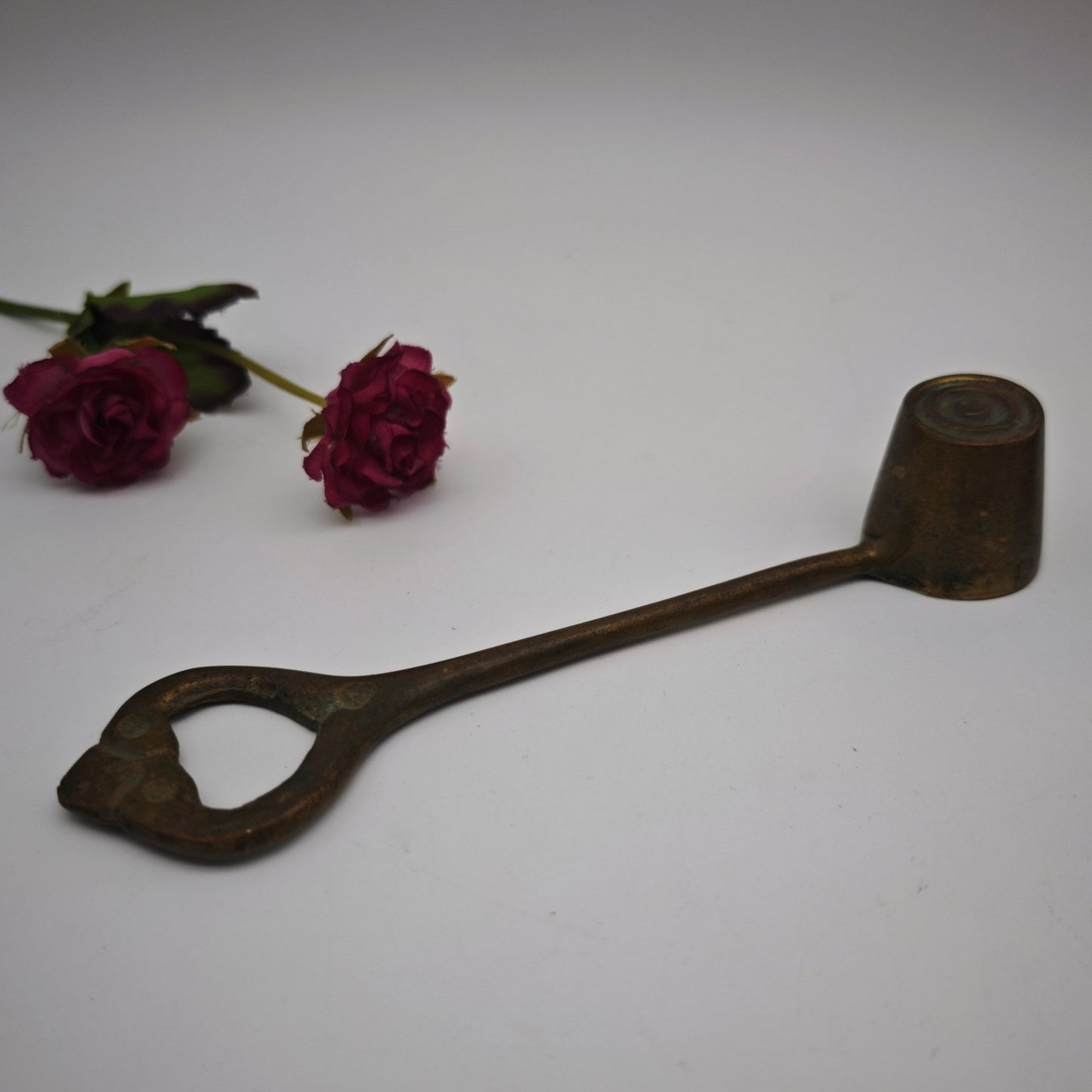 Antiker Kerzenlöscher aus Messing 15 cm lang verzierter Flammenlöscher Kerze Hausaltar Dekoration