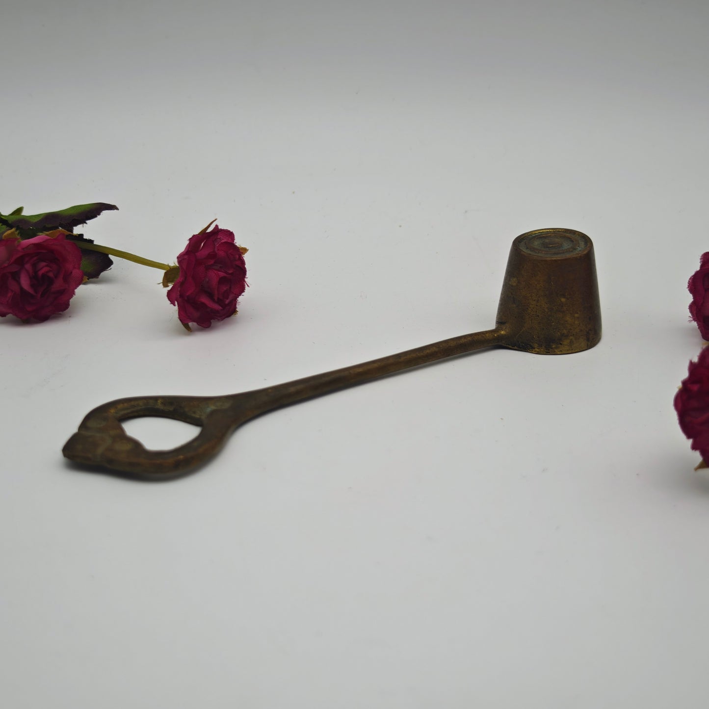 Antiker Kerzenlöscher aus Messing 15 cm lang verzierter Flammenlöscher Kerze Hausaltar Dekoration