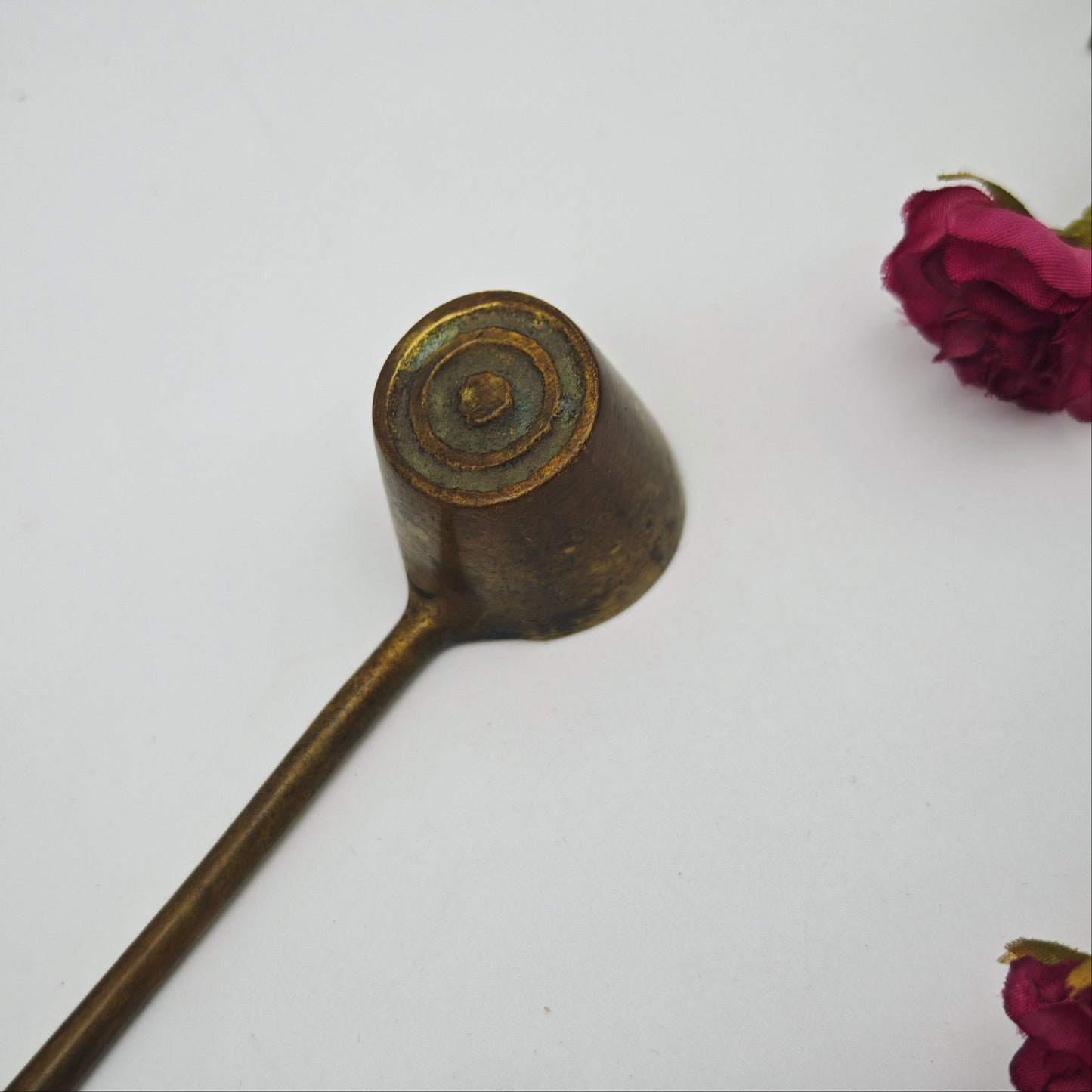 Antiker Kerzenlöscher aus Messing 15 cm lang verzierter Flammenlöscher Kerze Hausaltar Dekoration