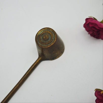 Antiker Kerzenlöscher aus Messing 15 cm lang verzierter Flammenlöscher Kerze Hausaltar Dekoration