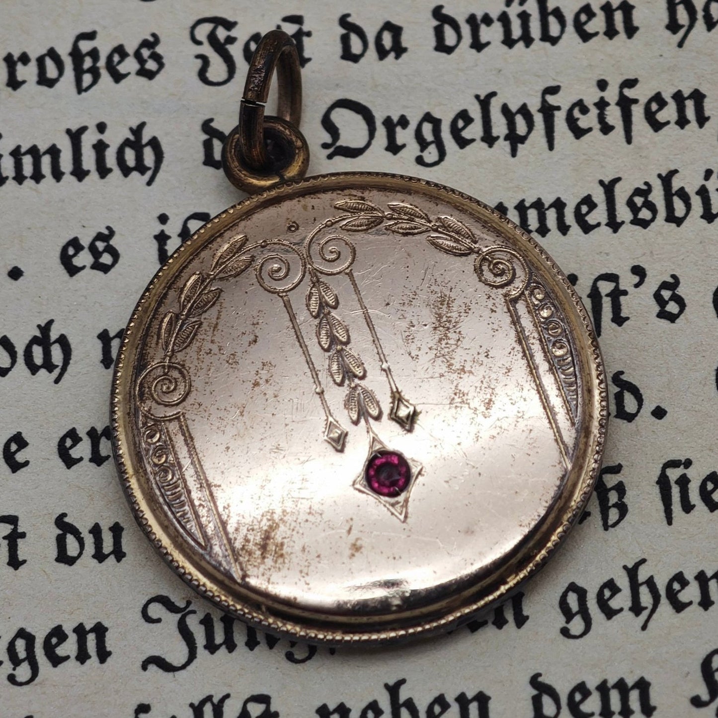 Antikes Medaillon Anhänger vergoldet Jugendstil mit rotem Stein um 1900