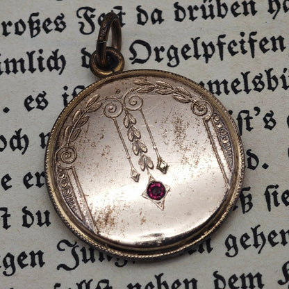 Antikes Medaillon Anhänger vergoldet Jugendstil mit rotem Stein um 1900