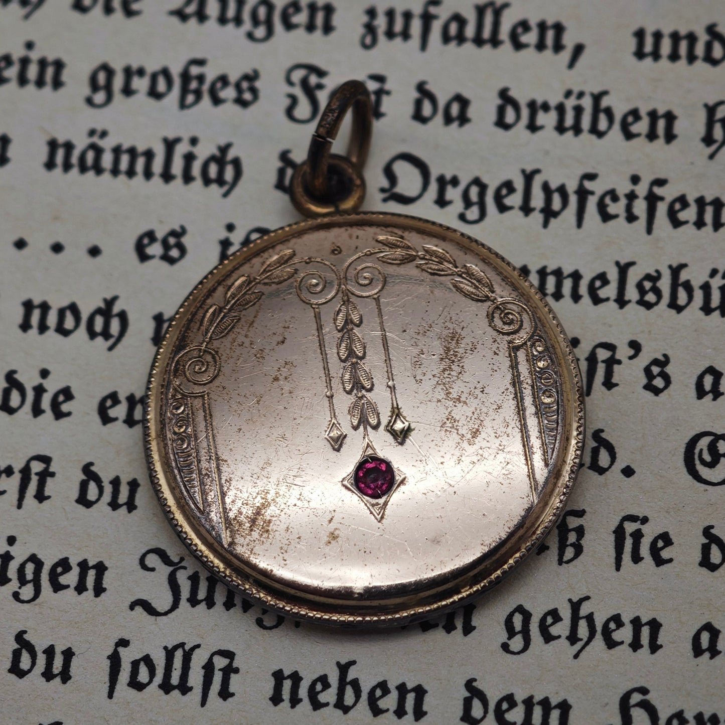 Antikes Medaillon Anhänger vergoldet Jugendstil mit rotem Stein um 1900