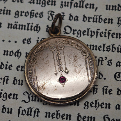 Antikes Medaillon Anhänger vergoldet Jugendstil mit rotem Stein um 1900