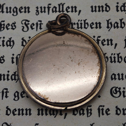 Antikes Medaillon Anhänger vergoldet Jugendstil mit rotem Stein um 1900