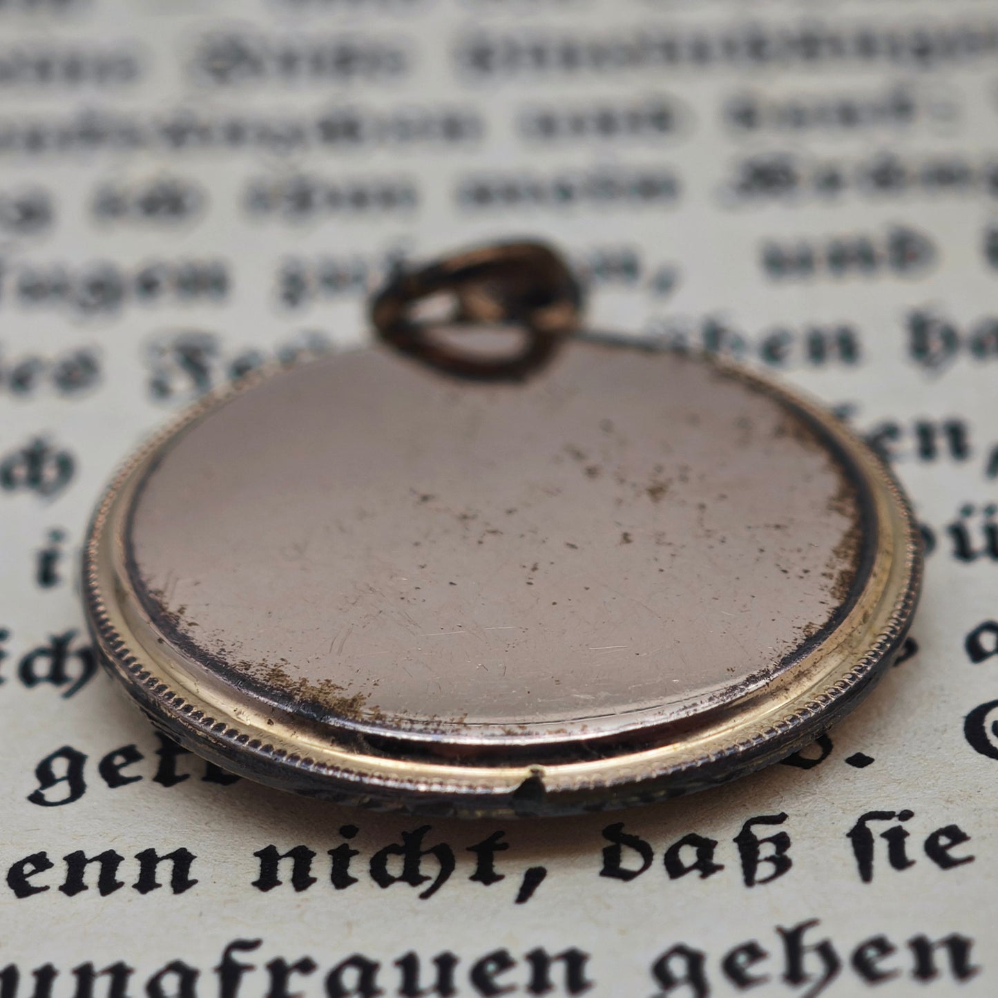 Antikes Medaillon Anhänger vergoldet Jugendstil mit rotem Stein um 1900