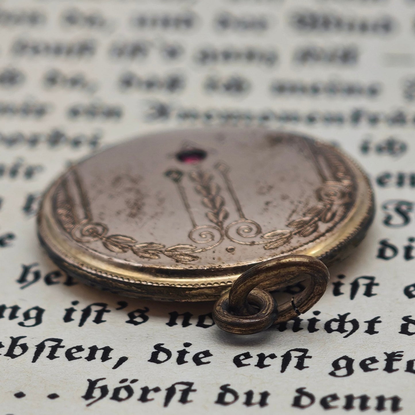 Antikes Medaillon Anhänger vergoldet Jugendstil mit rotem Stein um 1900