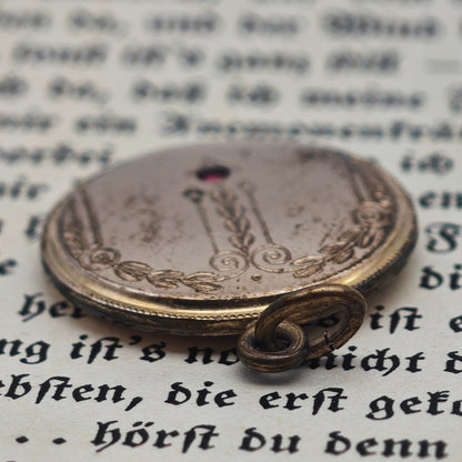 Antikes Medaillon Anhänger vergoldet Jugendstil mit rotem Stein um 1900