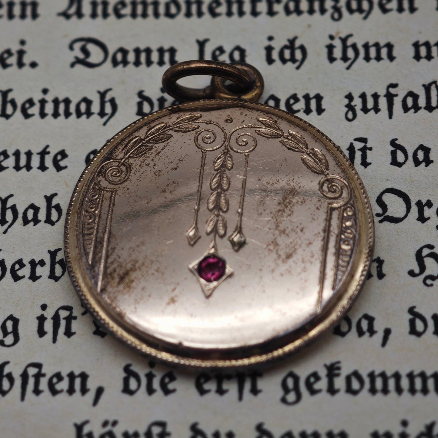 Antikes Medaillon Anhänger vergoldet Jugendstil mit rotem Stein um 1900