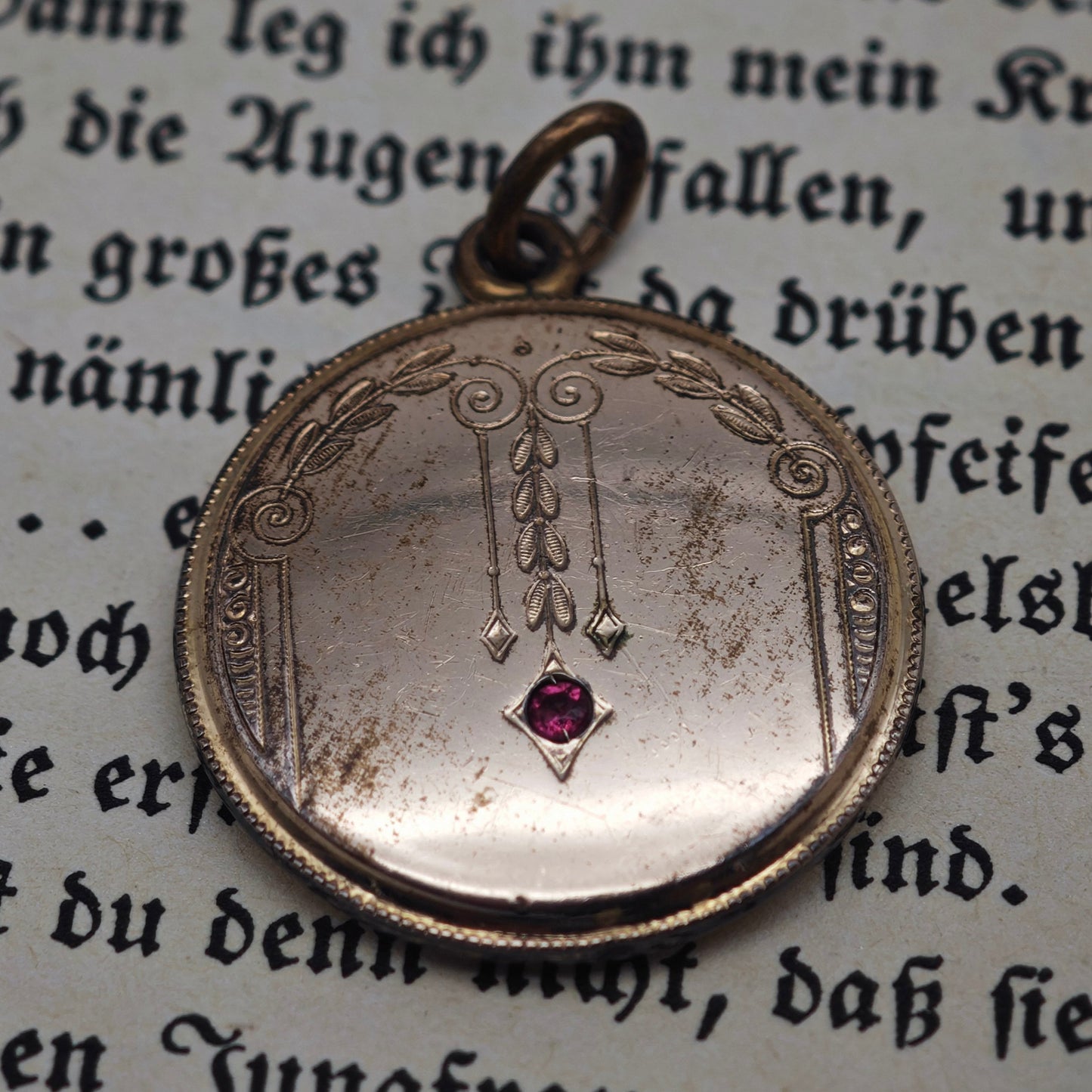 Antikes Medaillon Anhänger vergoldet Jugendstil mit rotem Stein um 1900