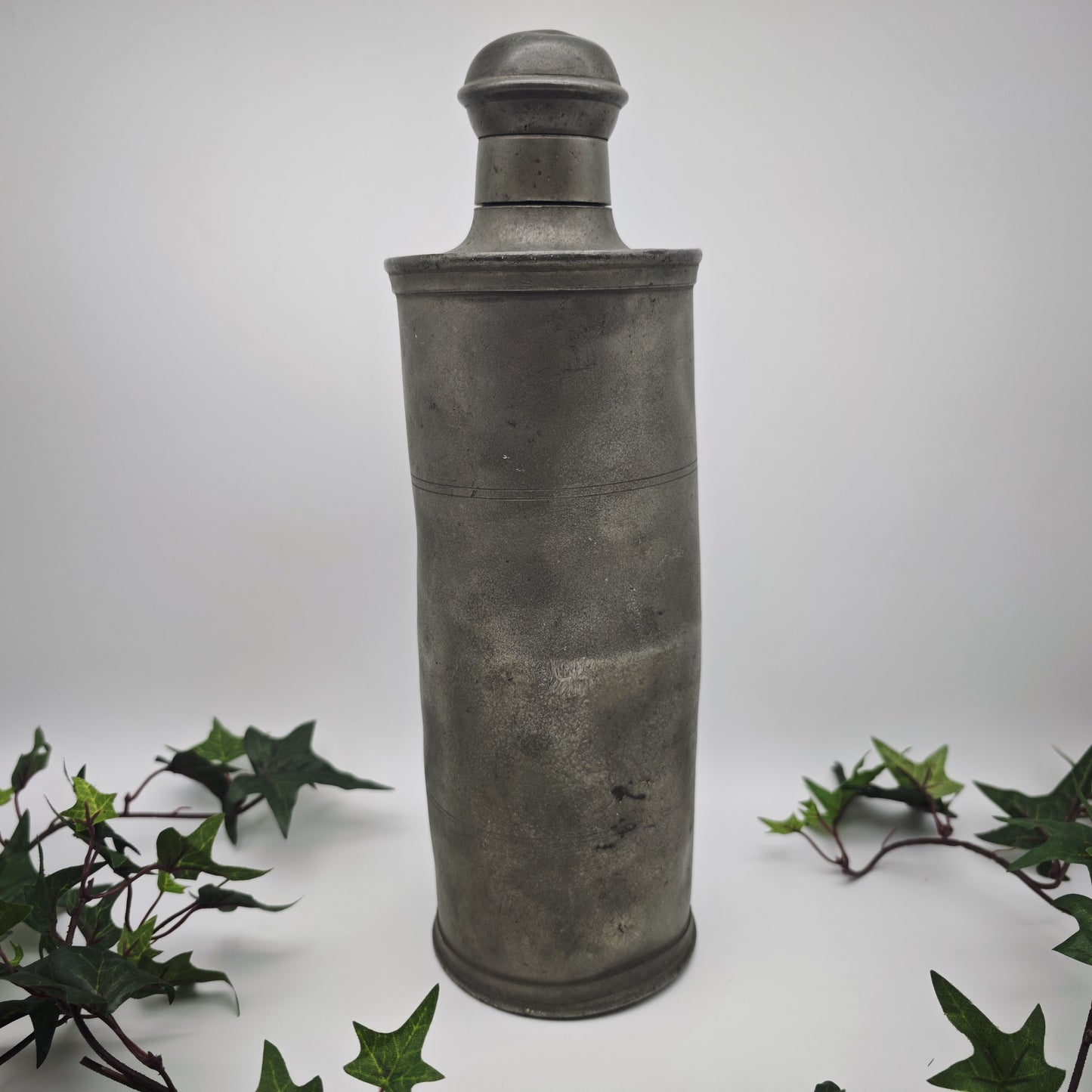 Antike Zinn Thermoskanne 1908 Schraubverschluss Jugendstil graviert J B 33 cm