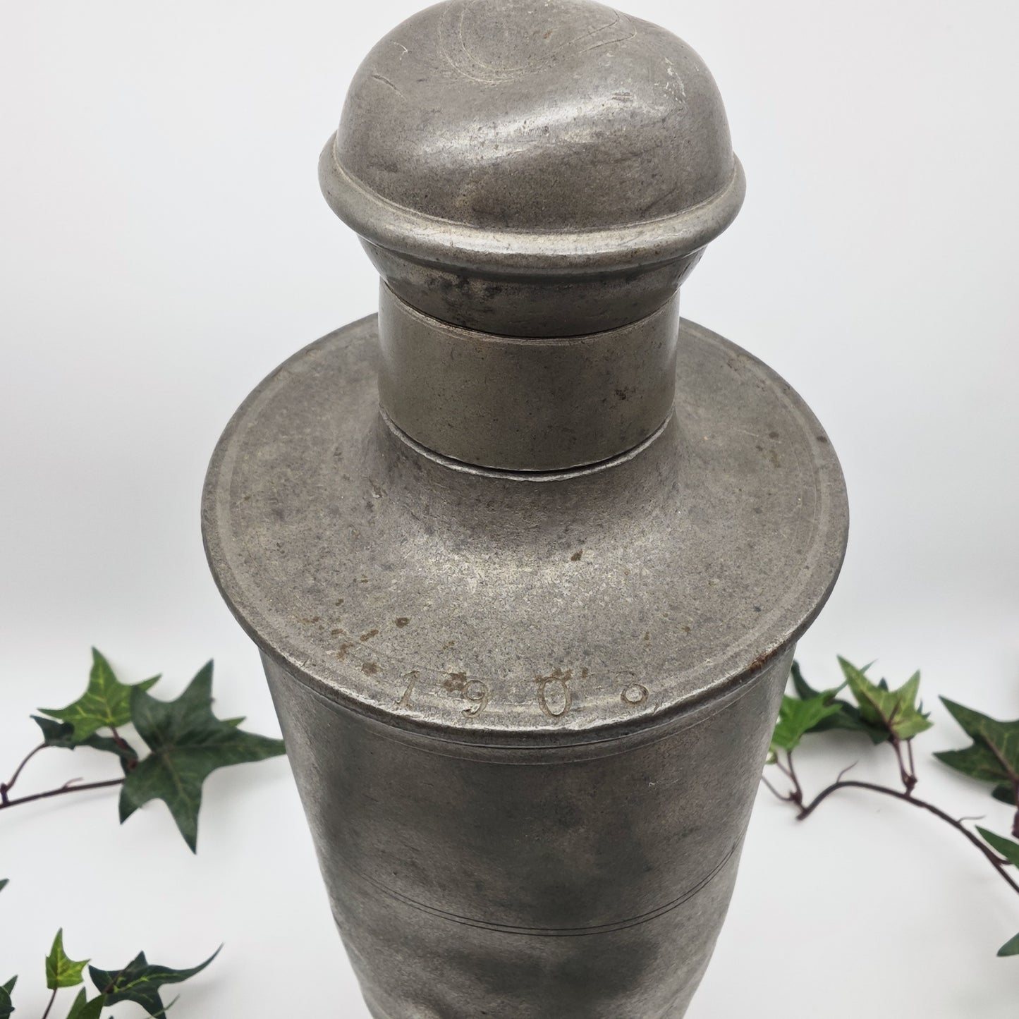 Antike Zinn Thermoskanne 1908 Schraubverschluss Jugendstil graviert J B 33 cm