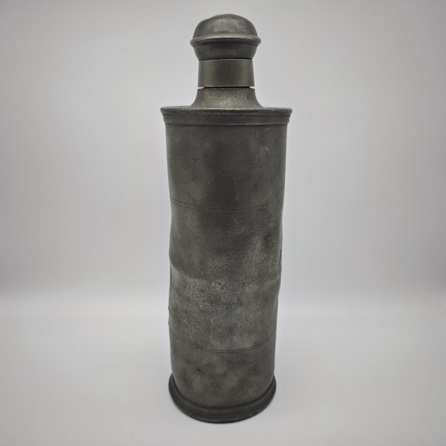 Antike Zinn Thermoskanne 1908 Schraubverschluss Jugendstil graviert J B 33 cm