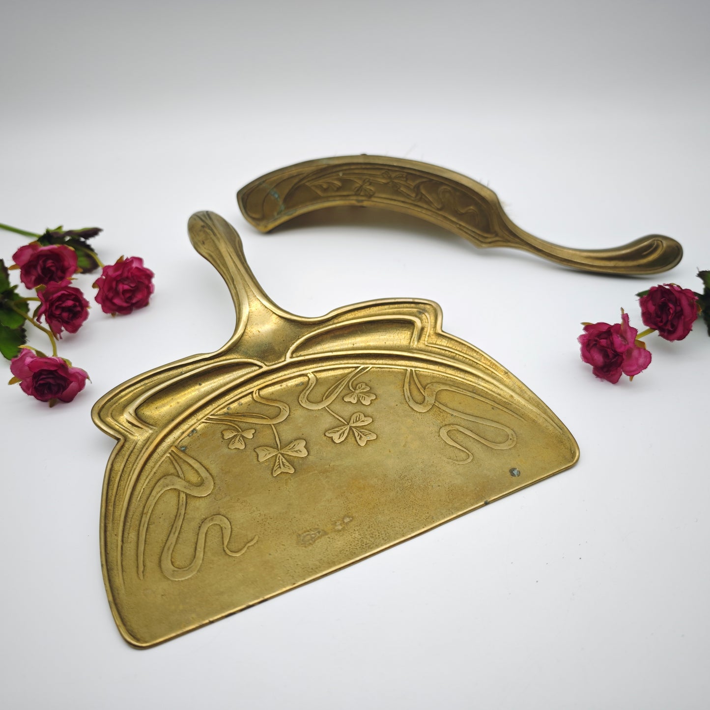 Tischkehrset Jugendstil Messing Blumenrelief Krümelschaufel Besen Antik 23 cm