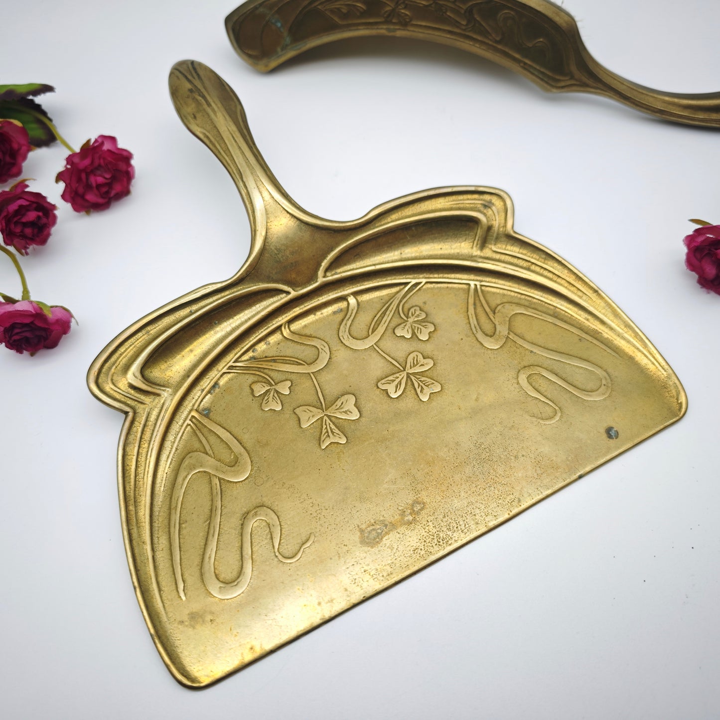 Tischkehrset Jugendstil Messing Blumenrelief Krümelschaufel Besen Antik 23 cm